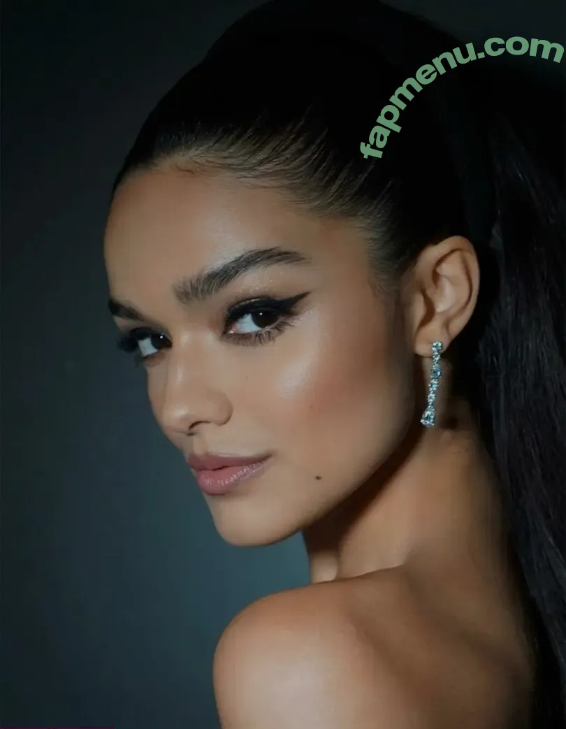 Rachel Zegler nude photo #2317 (rachelzegler / rachmariexoxo)