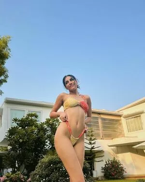 Radhika Seth / radhikasethh nude photo #0004