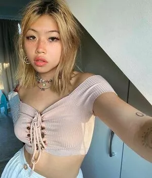 Radvxz / Beabadoobee nude photo #0002