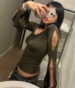 Radvxz / Beabadoobee nude photo #0027