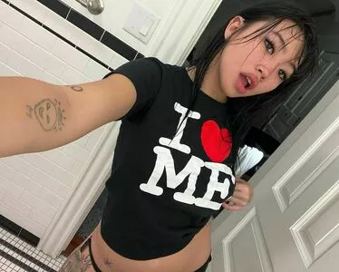 Radvxz / Beabadoobee nude photo #0028
