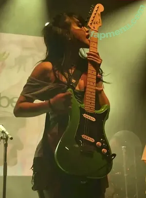 Radvxz / Beabadoobee nude photo #0613