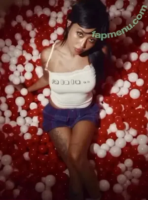 Radvxz / Beabadoobee nude photo #0628