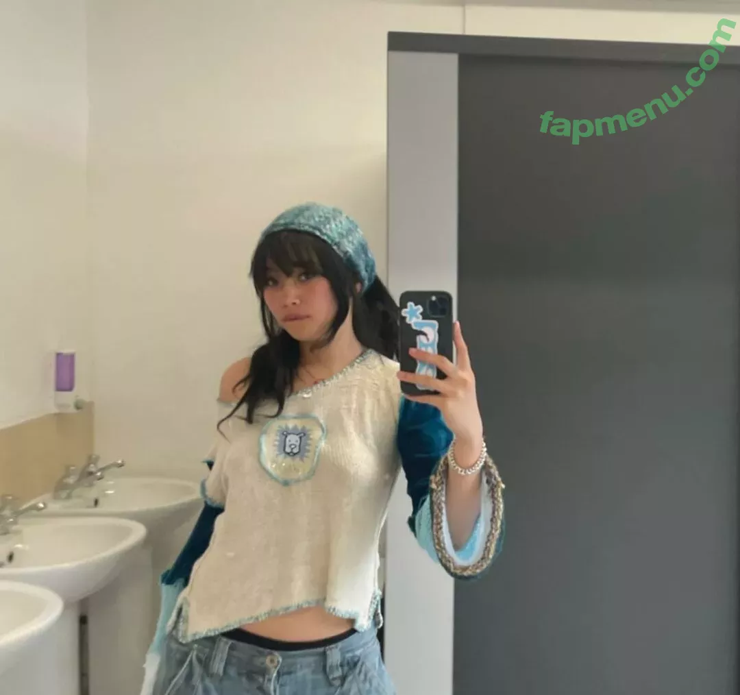 Radvxz nude photo #0016 (Beabadoobee)