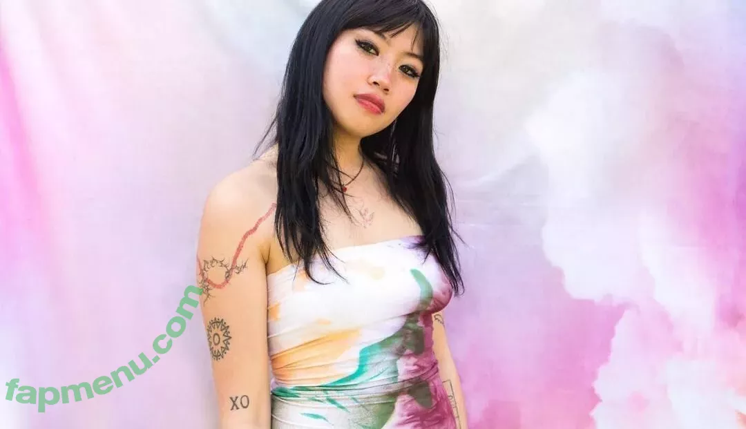 Radvxz nude photo #0018 (Beabadoobee)