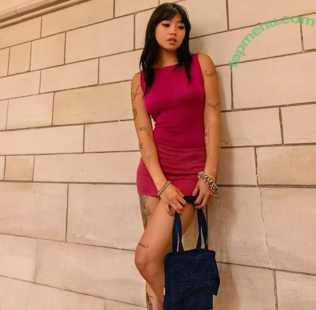 Radvxz nude photo #0024 (Beabadoobee)