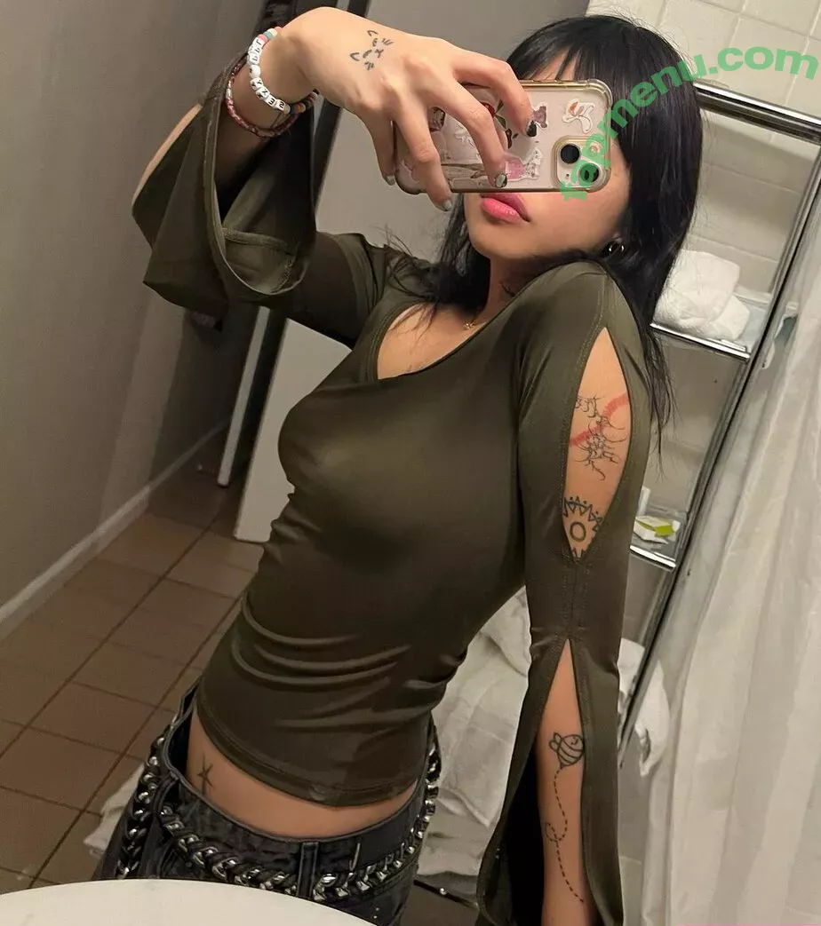 Radvxz nude photo #0027 (Beabadoobee)