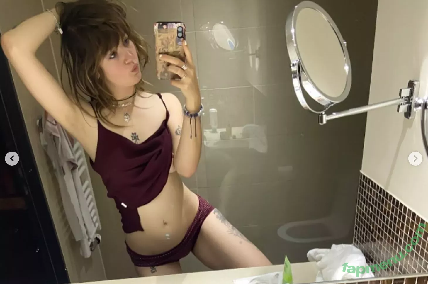 Radvxz nude photo #0034 (Beabadoobee)
