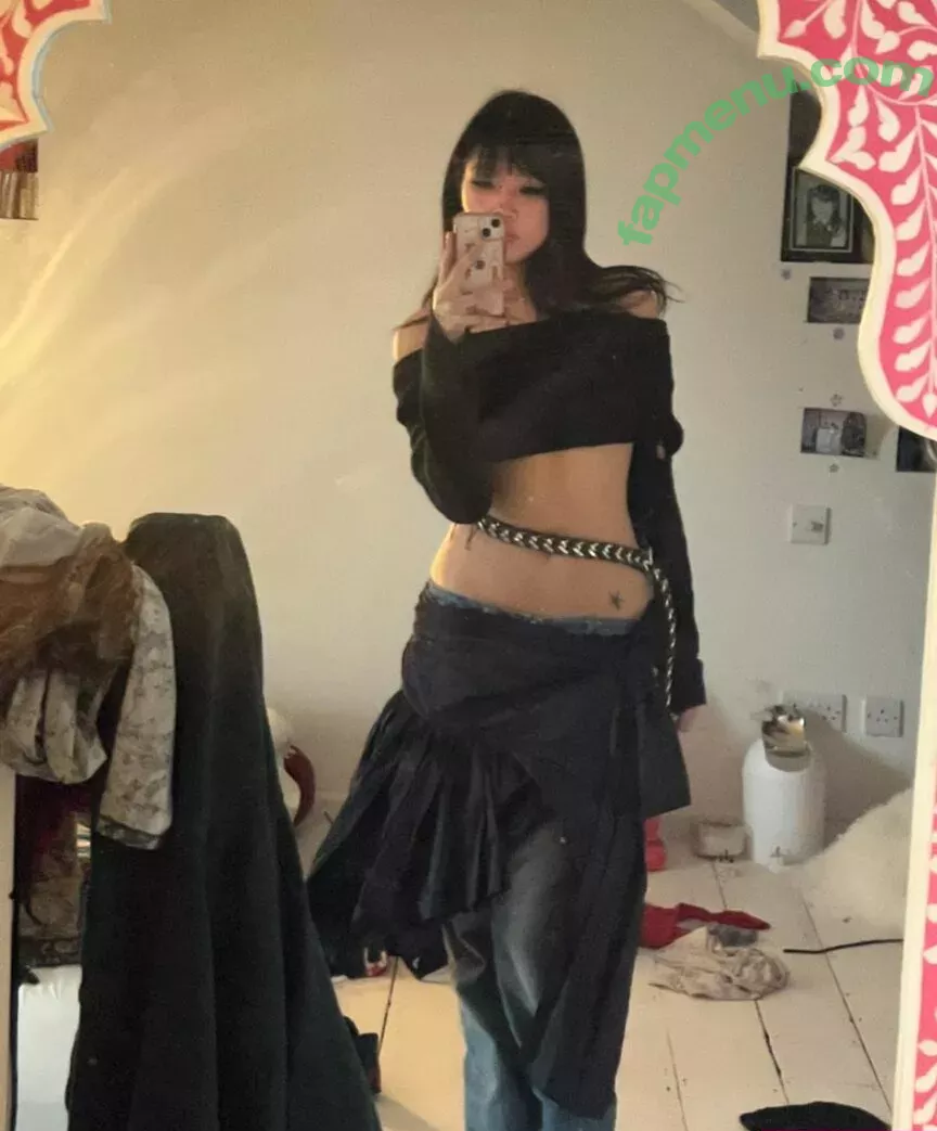 Radvxz nude photo #0038 (Beabadoobee)