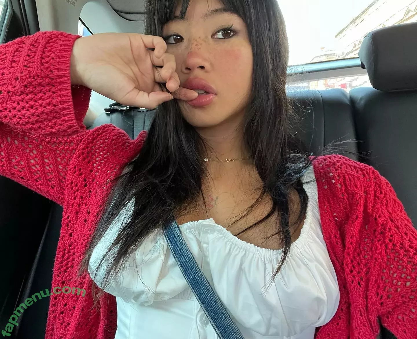 Radvxz nude photo #0120 (Beabadoobee)