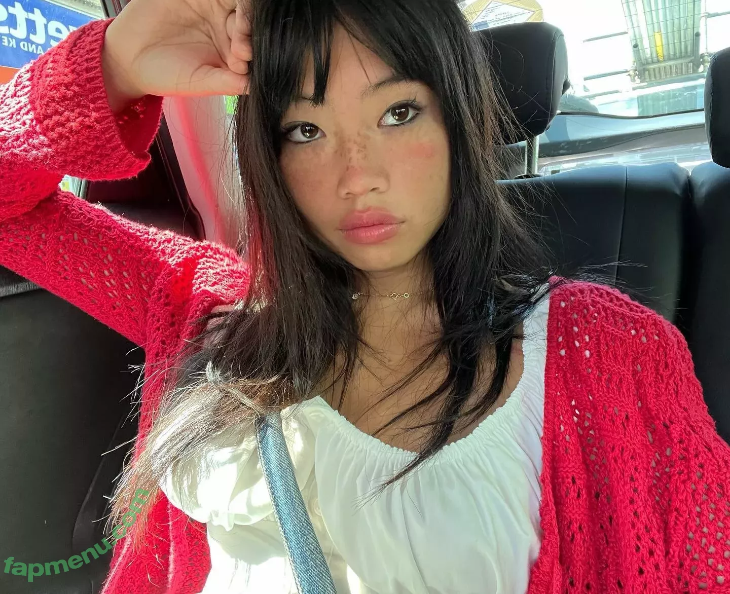Radvxz nude photo #0121 (Beabadoobee)