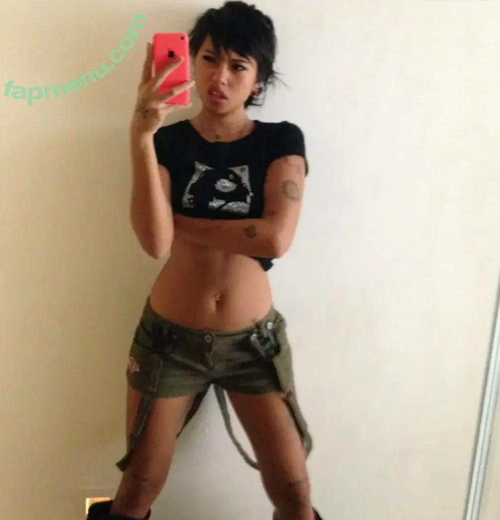 Radvxz nude photo #0550 (Beabadoobee)