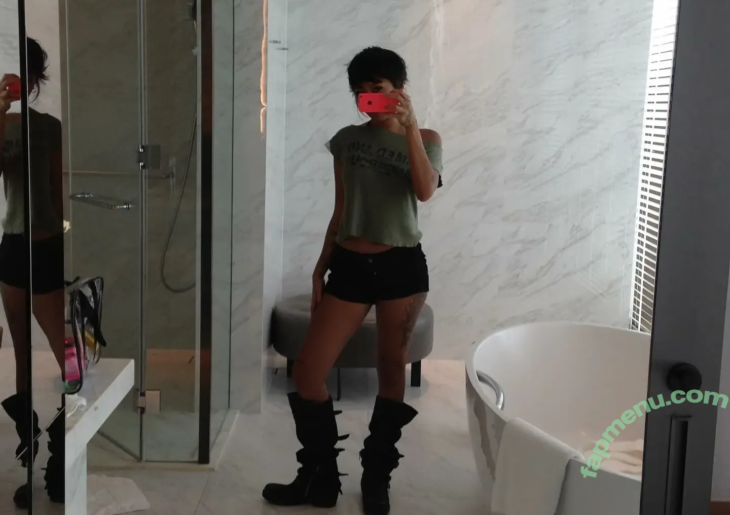 Radvxz nude photo #0553 (Beabadoobee)