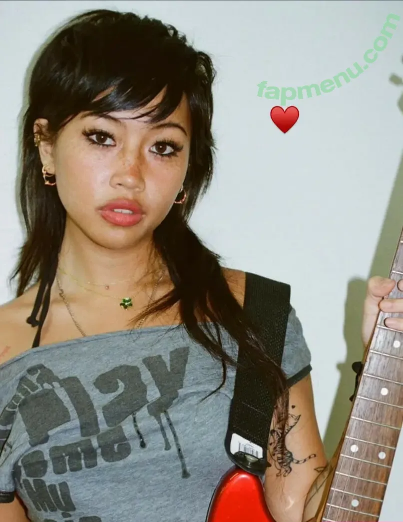Radvxz nude photo #0579 (Beabadoobee)