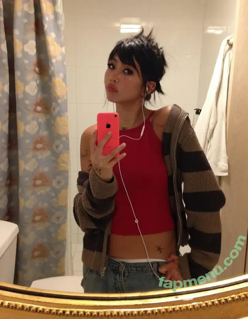 Radvxz nude photo #0603 (Beabadoobee)