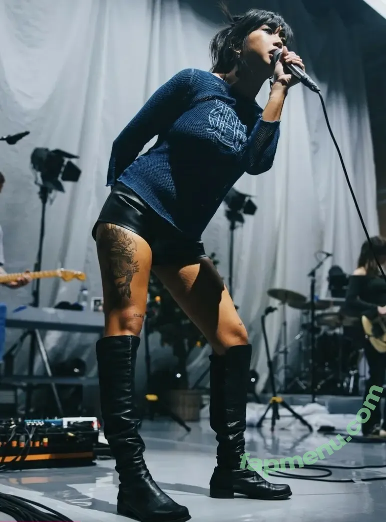 Radvxz nude photo #0608 (Beabadoobee)