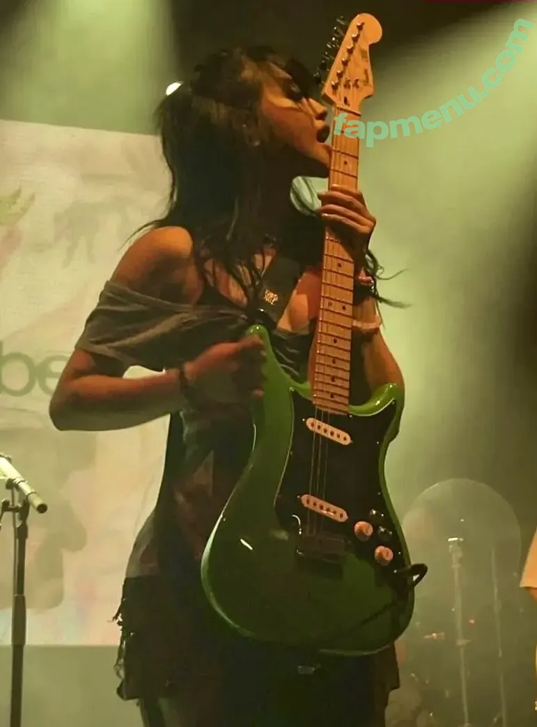 Radvxz nude photo #0613 (Beabadoobee)