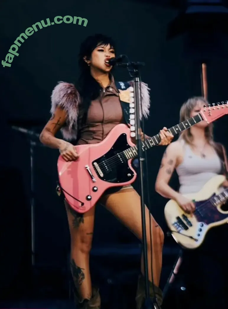 Radvxz nude photo #0615 (Beabadoobee)