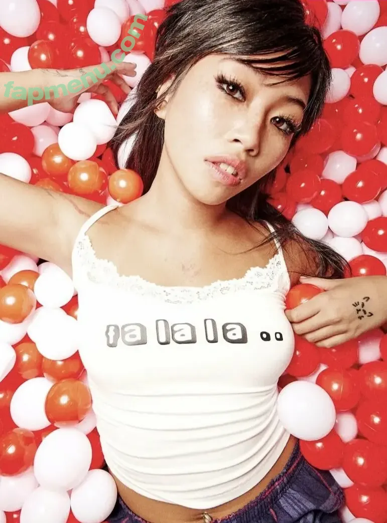 Radvxz nude photo #0621 (Beabadoobee)