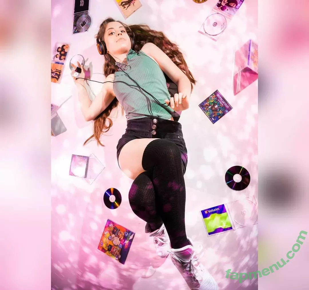 Raineemery nude photo #0021 (emerysealion)