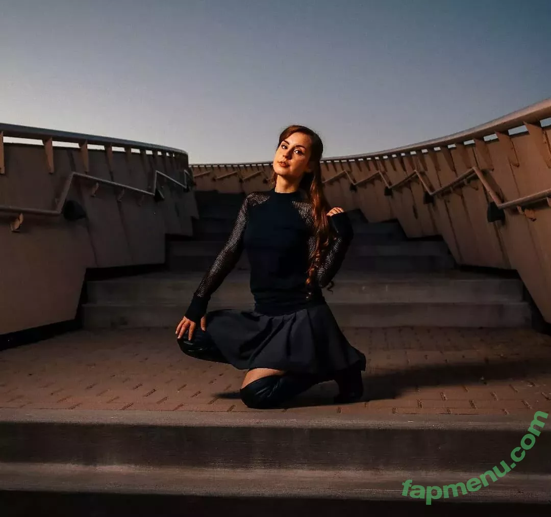 Raineemery nude photo #0123 (emerysealion)