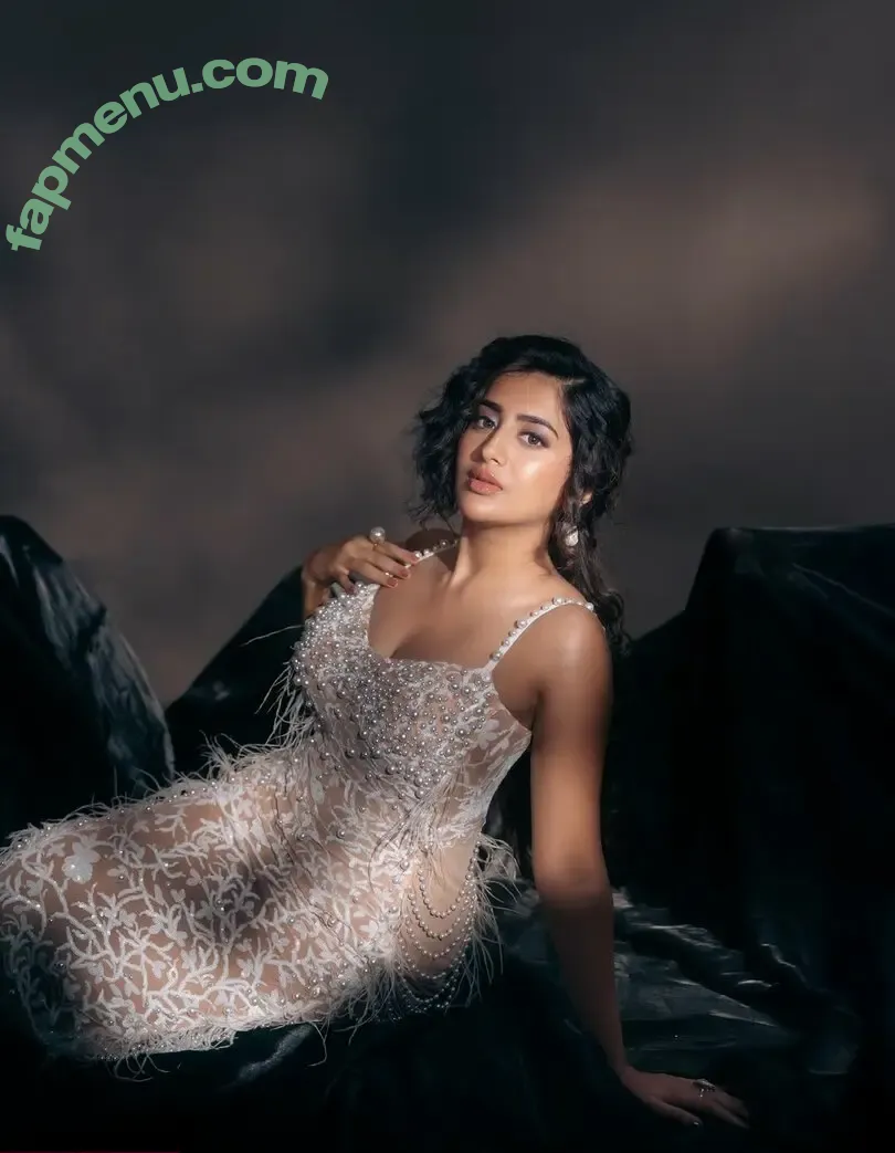 rashisingh nude photo #0009 (rashisingh)