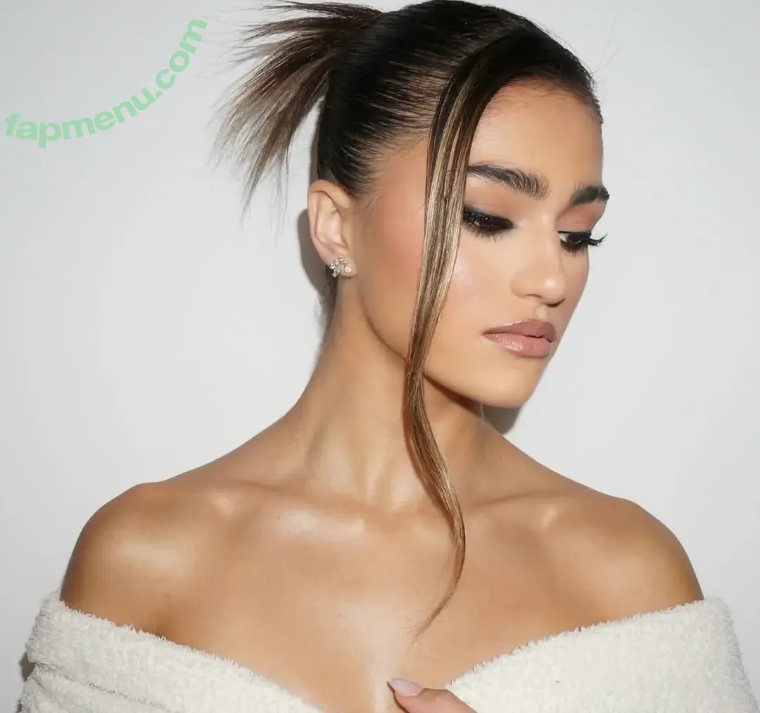 Rayna V nude photo #0120 (raynaroseetv / raynavallandingham / raynavham)