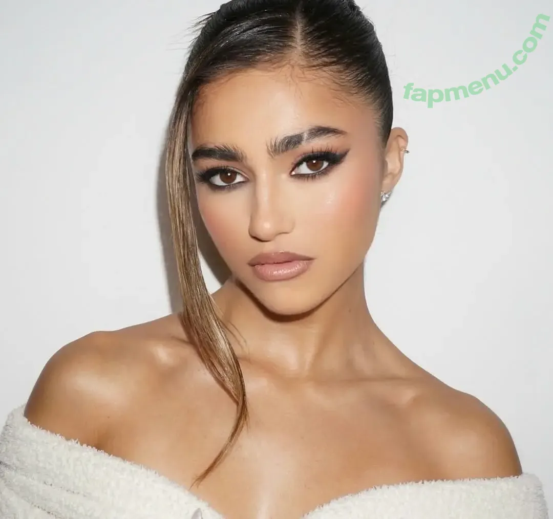 Rayna V nude photo #0121 (raynaroseetv / raynavallandingham / raynavham)