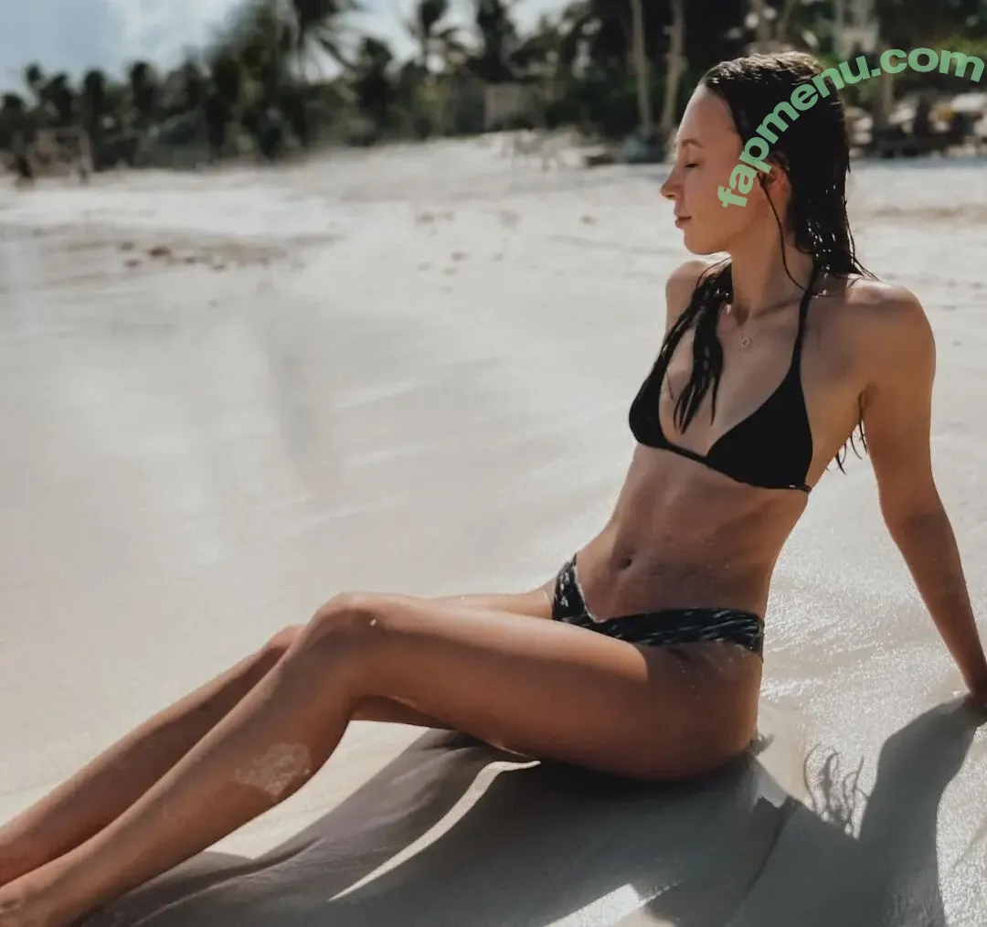 Rebecca Looschelders nude photo #0002 (rebecca9996 / rebeccacambria_free)