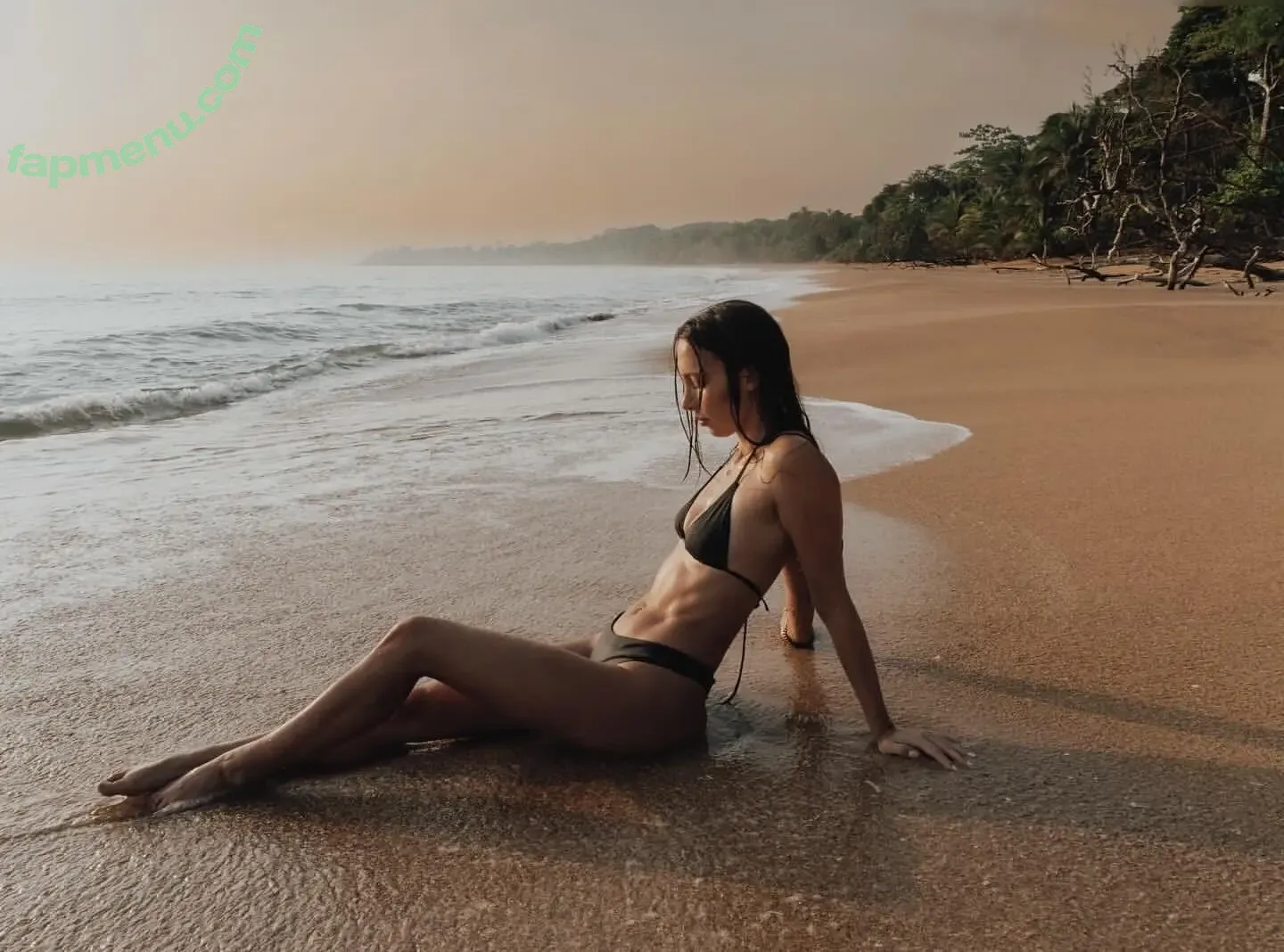 Rebecca Looschelders nude photo #0014 (rebecca9996 / rebeccacambria_free)