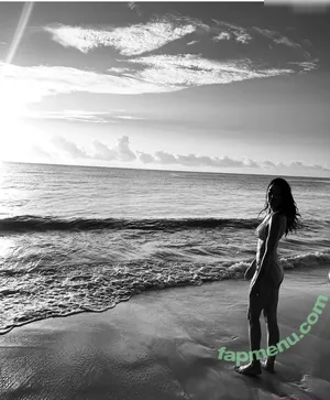 Rebecca Mir / sarahtoninx9_ nude photo #0029