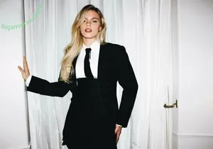 Renee Rapp / reneerapp nude photo #0303