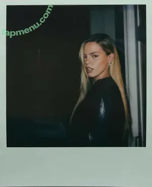 Renee Rapp / reneerapp nude photo #0310