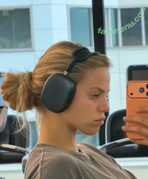 Renee Rapp / reneerapp nude photo #0327