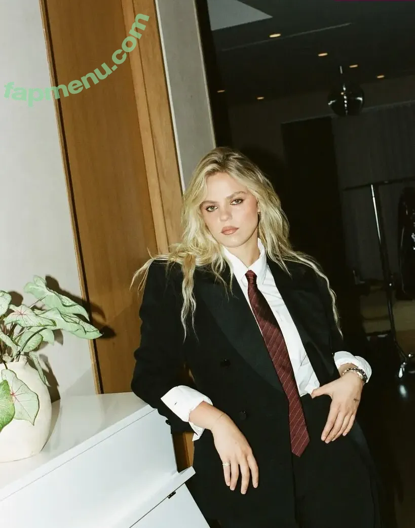 Renee Rapp nude photo #0267 (reneerapp)