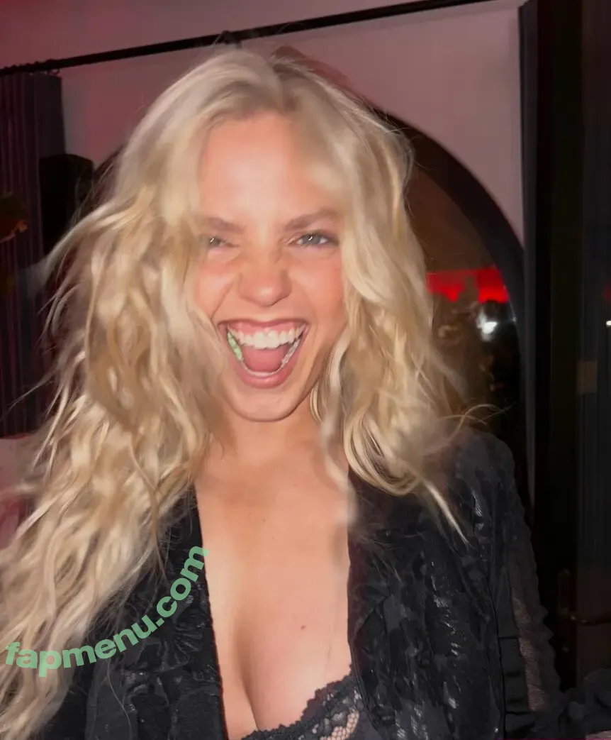 Renee Rapp nude photo #0323 (reneerapp)