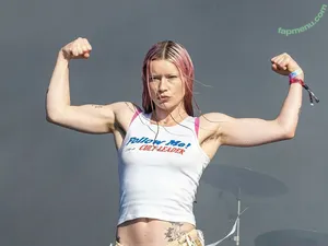 Rhian Teasdale / Wet Leg (band / rhianteasdale nude photo #0107