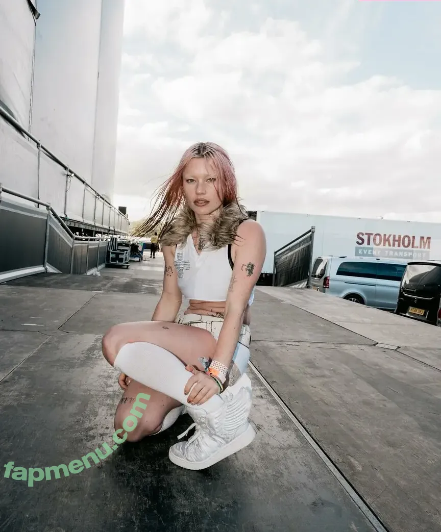 Rhian Teasdale nude photo #0102 (Wet Leg (band / rhianteasdale)