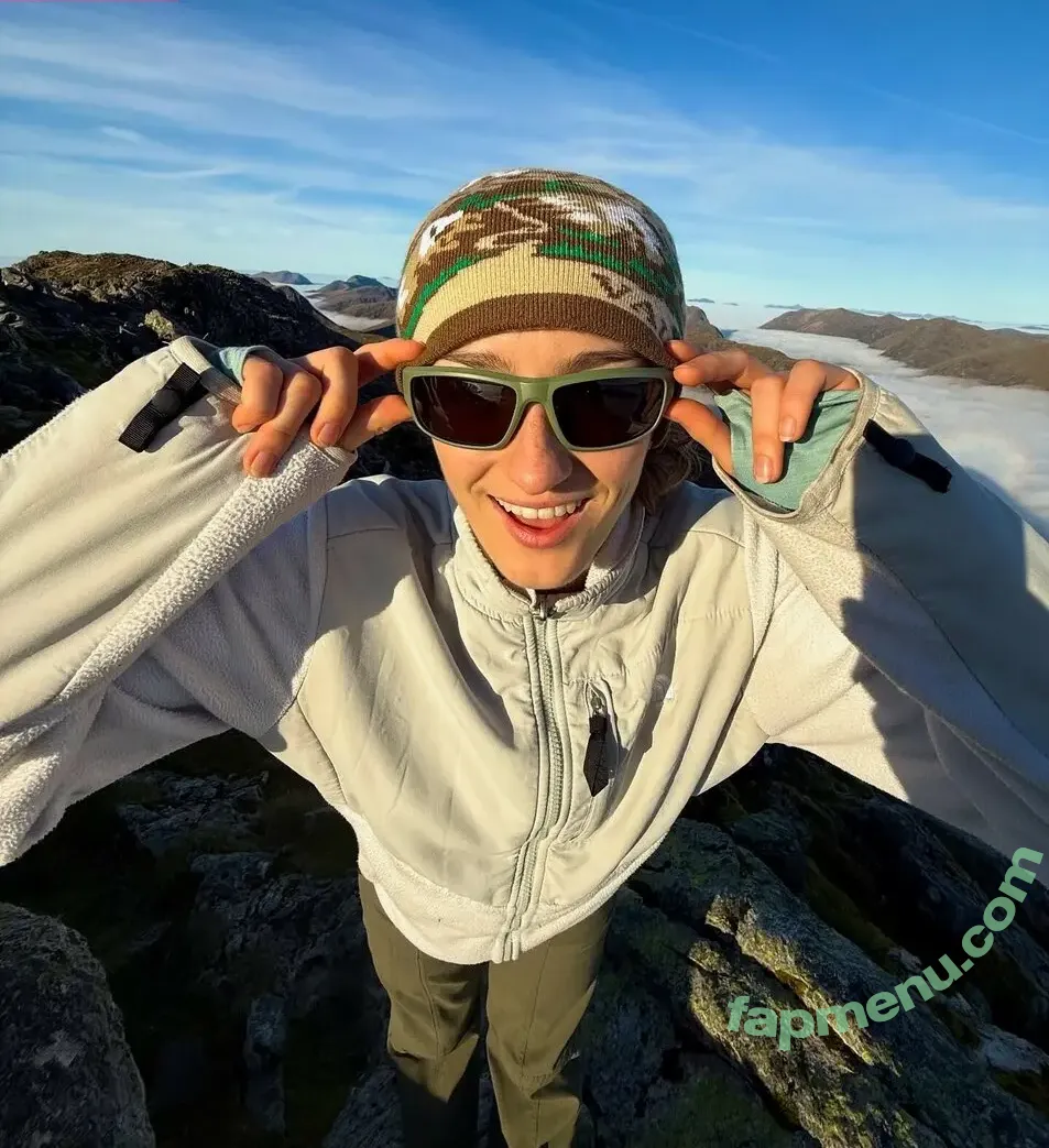 rhiannonhikes nude photo #0083 (Rhiannon Wood)