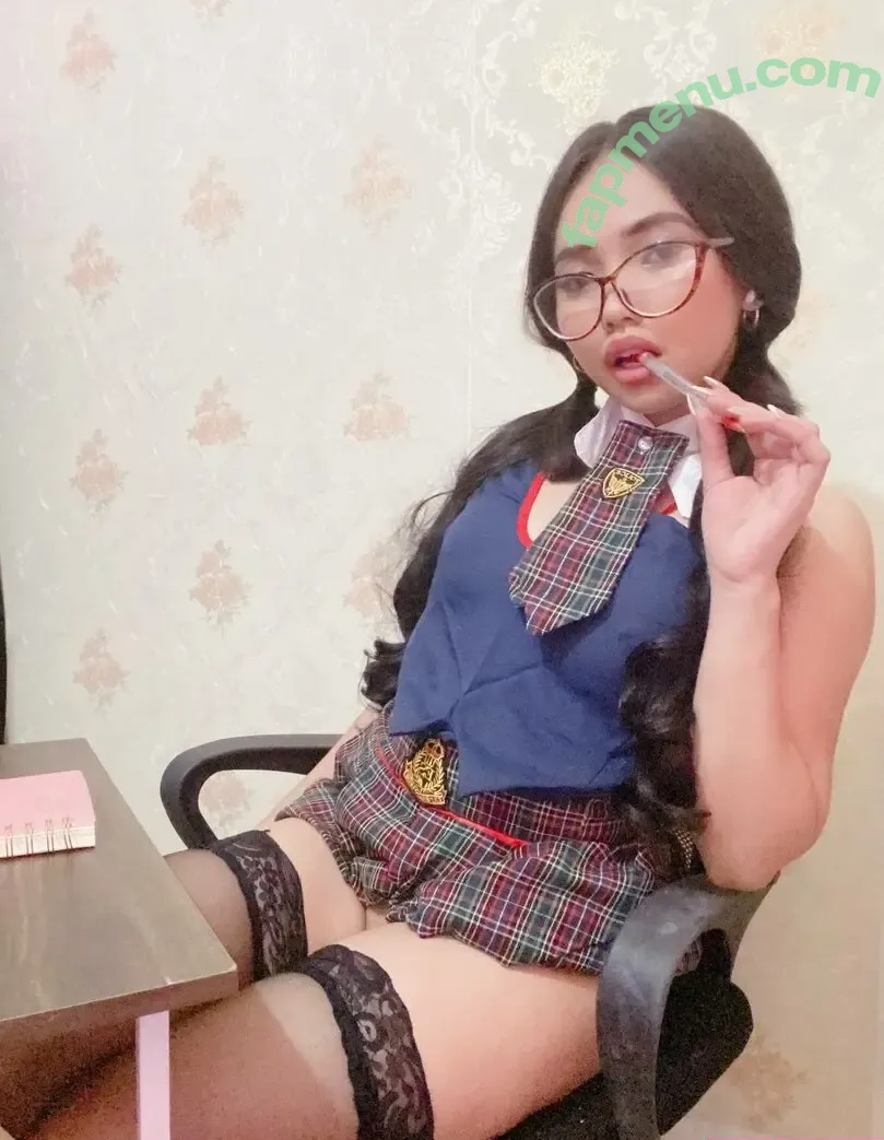 Rhioenna Lim nude photo #0005 (Rhioexxa_k / rrrrr_ely)