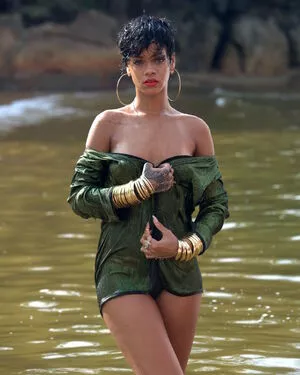 Rihanna / badgalriri nude photo #3984