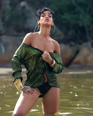 Rihanna / badgalriri nude photo #3988