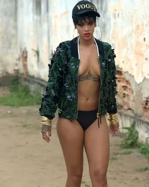 Rihanna / badgalriri nude photo #3993