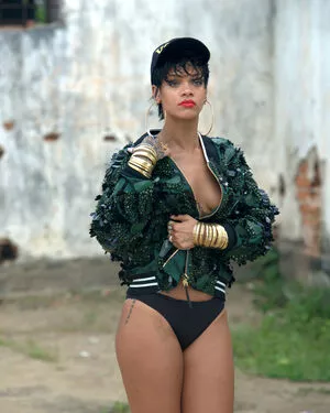 Rihanna / badgalriri nude photo #3998