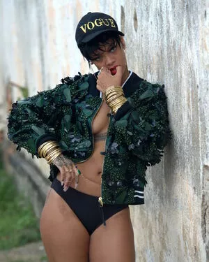 Rihanna / badgalriri nude photo #3999