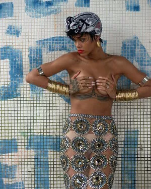 Rihanna / badgalriri nude photo #4005