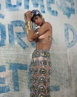 Rihanna / badgalriri nude photo #4015