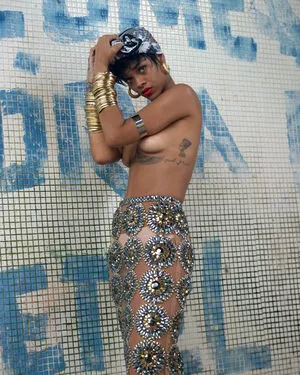 Rihanna / badgalriri nude photo #4018