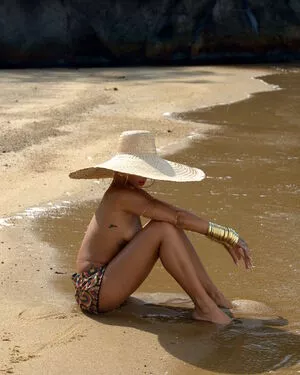 Rihanna / badgalriri nude photo #4019