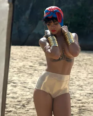 Rihanna / badgalriri nude photo #4024